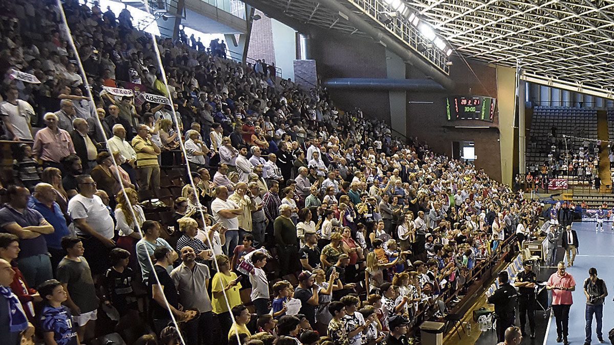 Imagen de la afición del Ademar en el Palacio. | SAÚL ARÉN