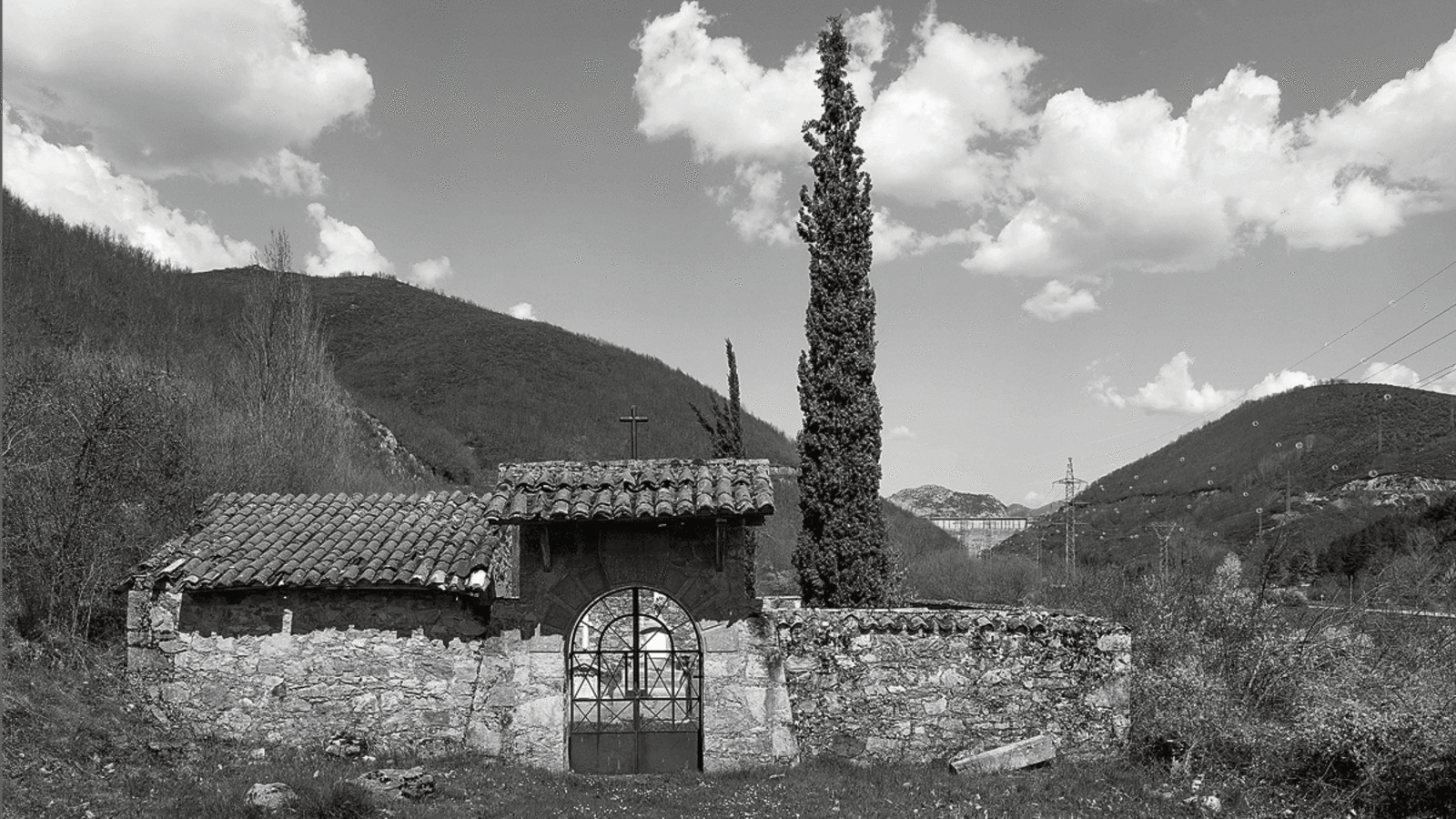 Cementerio con el embalse del Porma al fondo. | MANUEL LAGUILLO (COLECCIÓN FUNDACIÓN CEREZALES ANTONINO Y CINIA)