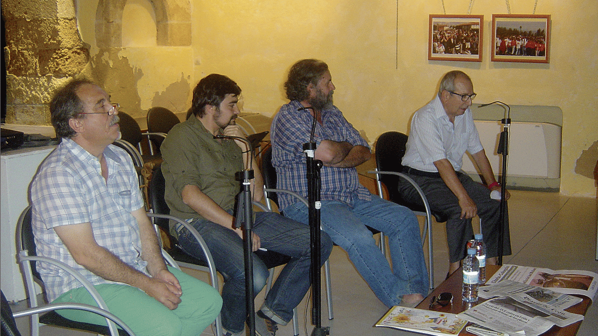 Toño Morala, en primer término, con Fernández durante un filandón.