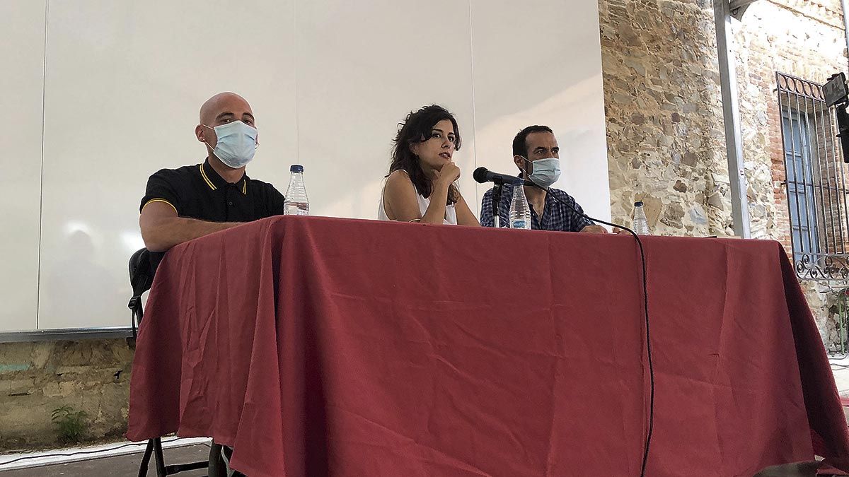 La periodista Olga Rodríguez, durante la charla. | P.F. La periodista Olga Rodríguez, durante la charla. | P.F.