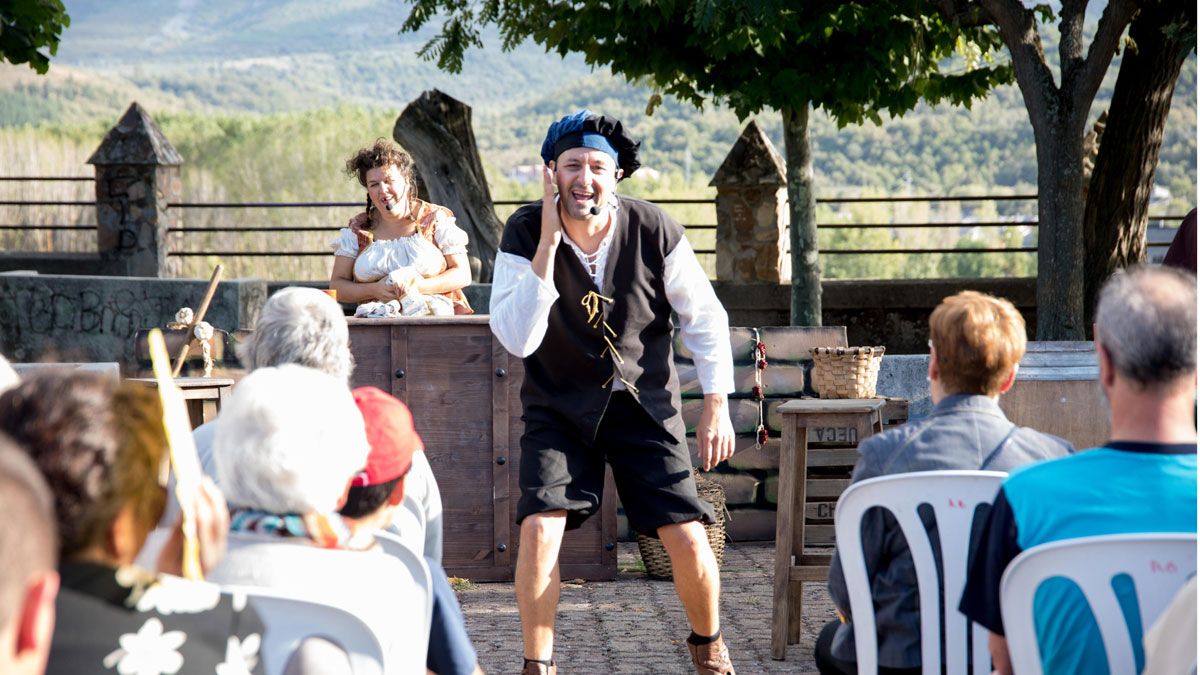 La compañía berciana Dinamia Teatro lleva sus espectáculos de calle a varios pueblos como una forma 'segura' de ocio y cultura. | Dinamia