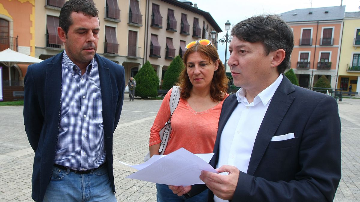 Javier Morán (Fele), Cristina López Voces y Samuel Folgueral, ante el Ayuntamiento. | César Sánchez (Ical)