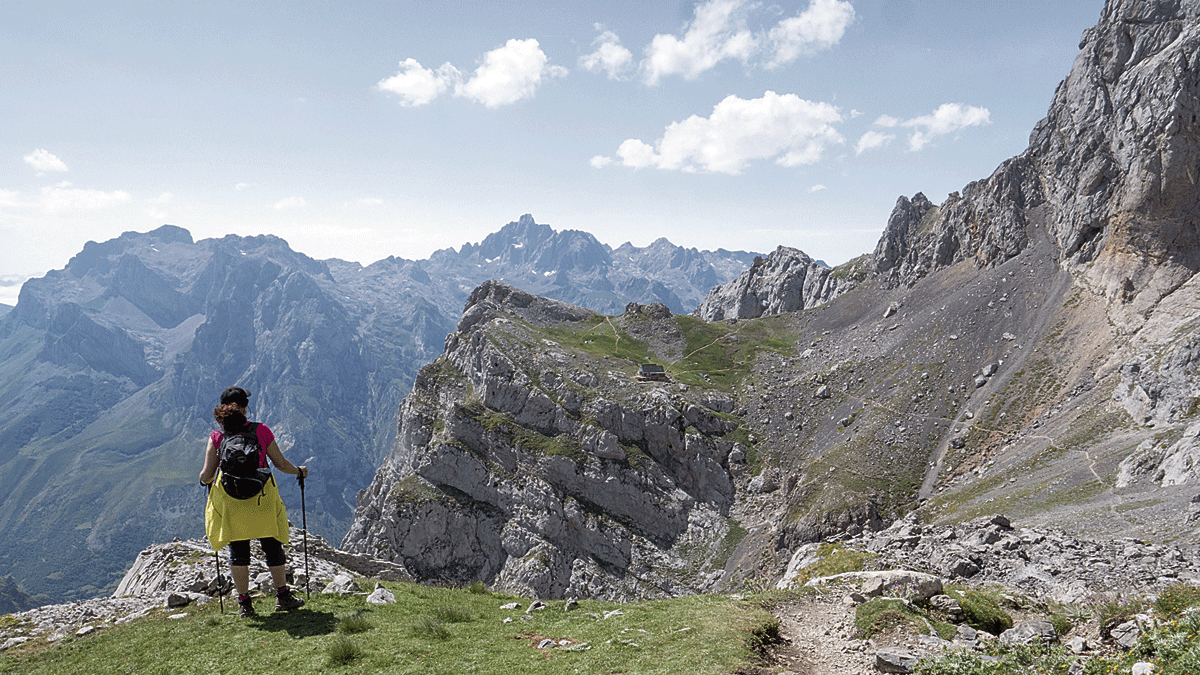 Vista del refugio y Peña Santa desde la última colladina. | VICENTE GARCÍA