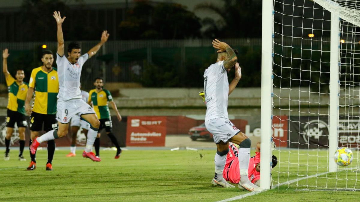 Héctor celebra el gol que ponía momentáneamente el empate frente al Sabadell. | CYD