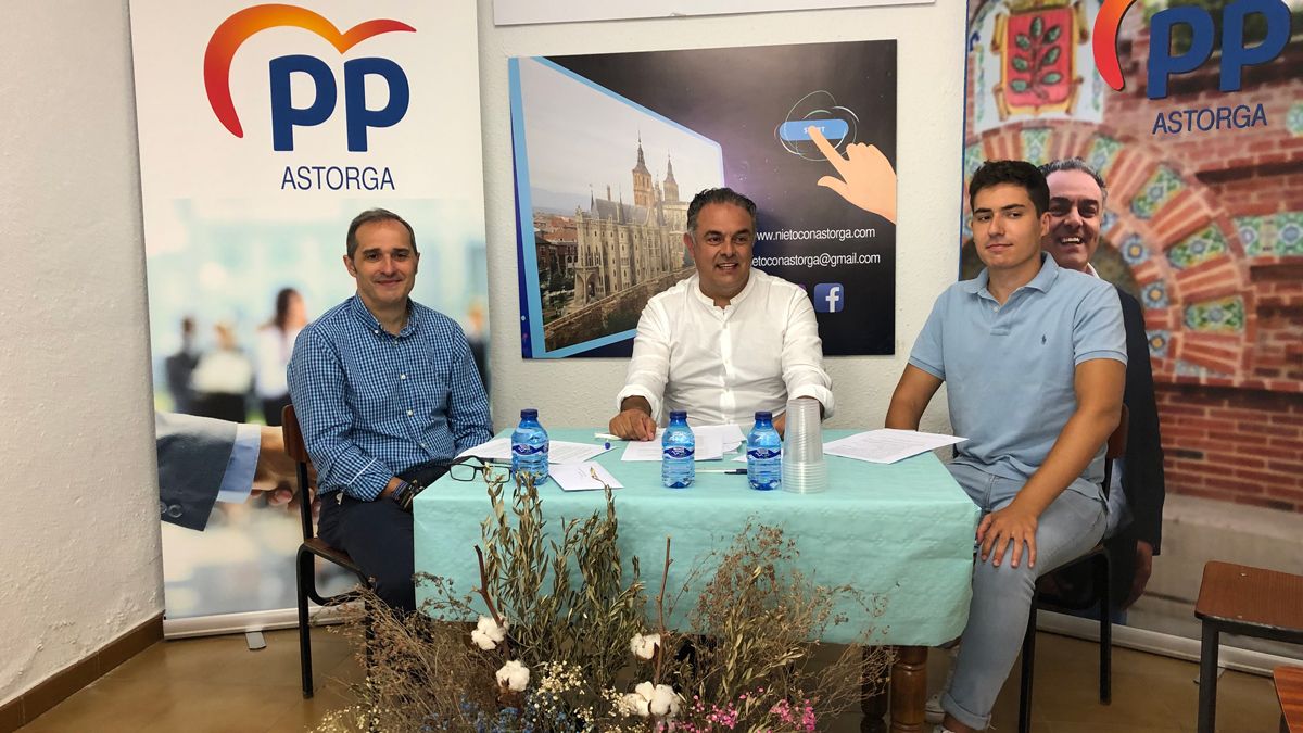 Un momento de la rueda de prensa del PP, este viernes en Astorga. | P.F.