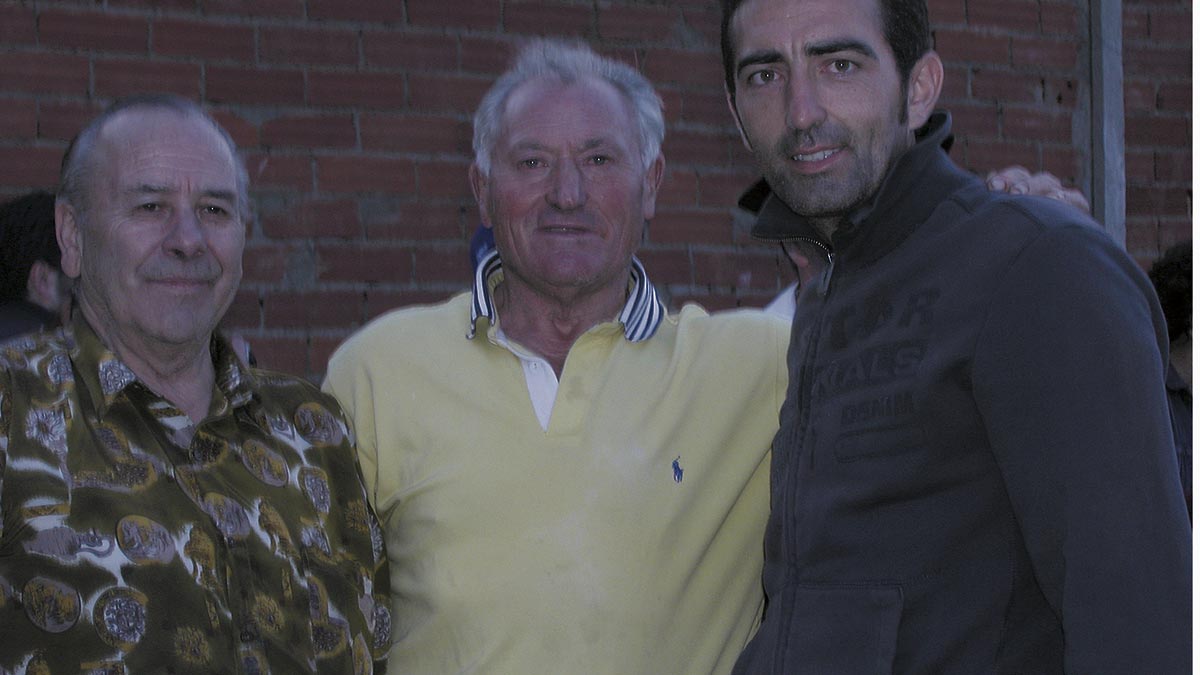 El inolvidable Miguelín de Acebedo y Felipe León junto al ex ciclista leonés Javier Pascual en el corro de Villafañe.