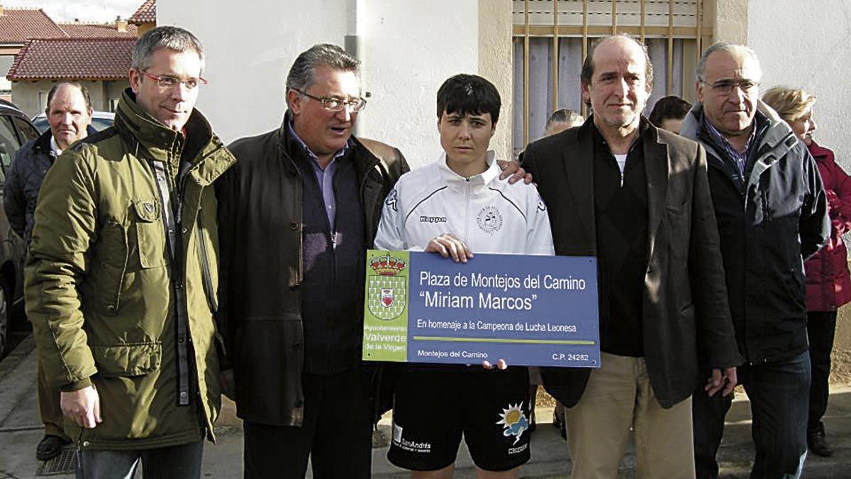 Miriam Marcos en el homenaje que le hicieron poniendo su nombre a la plaza de Montejos del Camino, su pueblo.