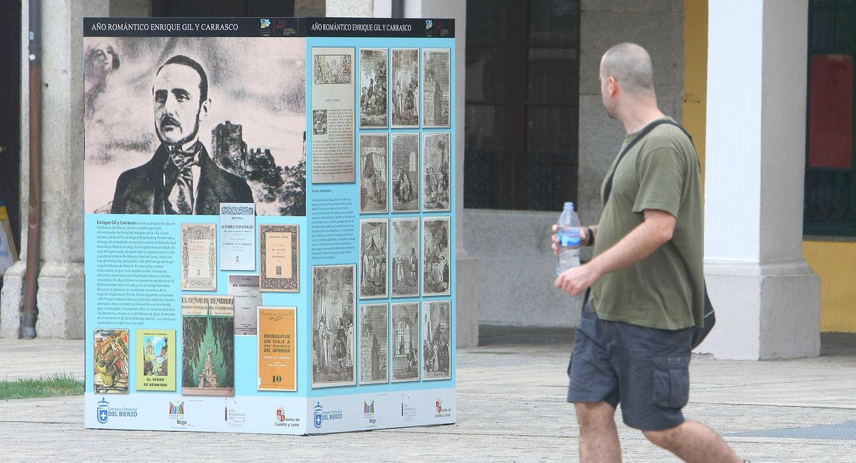 La muestra itinerante sobre los escenarios del Bierzo del escritor romántico Gil y Carrasco, en la plaza del Ayuntamiento de Ponferrada. | CÉSAR SÁNCHEZ (ICAL)