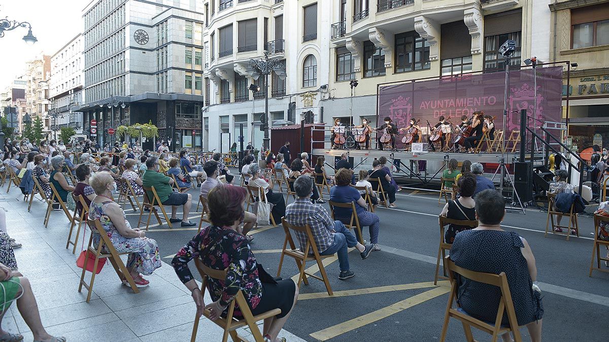 Un momento del concierto de este sábado apadrinado por la Fundación Cello León y que tomó la calle como escenario. | MAURICIO PEÑA