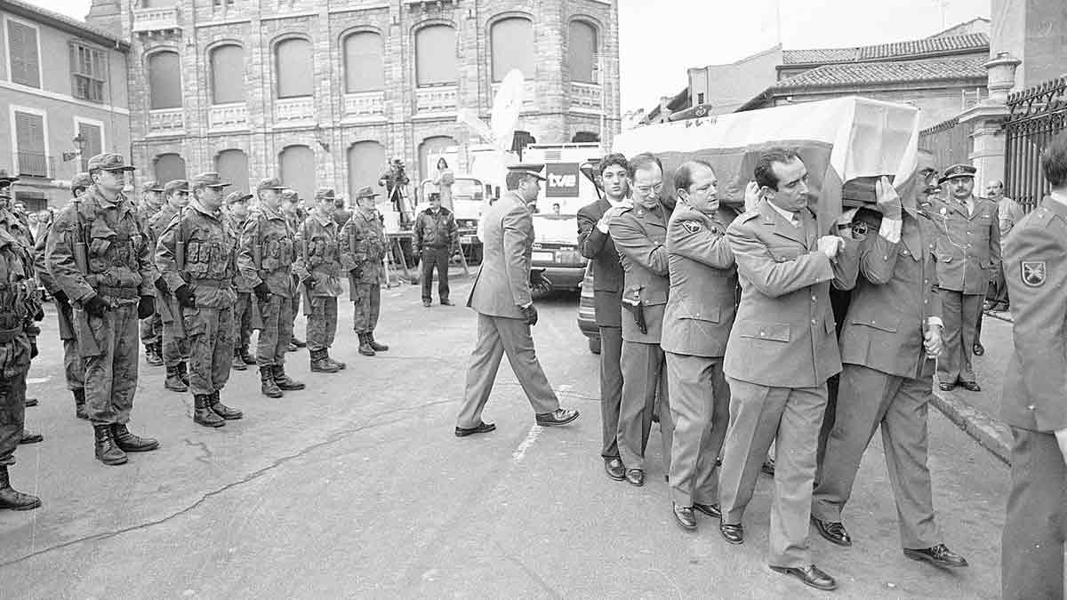 La Catedral de León acogió días después del atentado terrorista el funeral por el comandante Luciano Cortizo Alonso, asesinado a los 44 años.| MAURICIO PEÑA