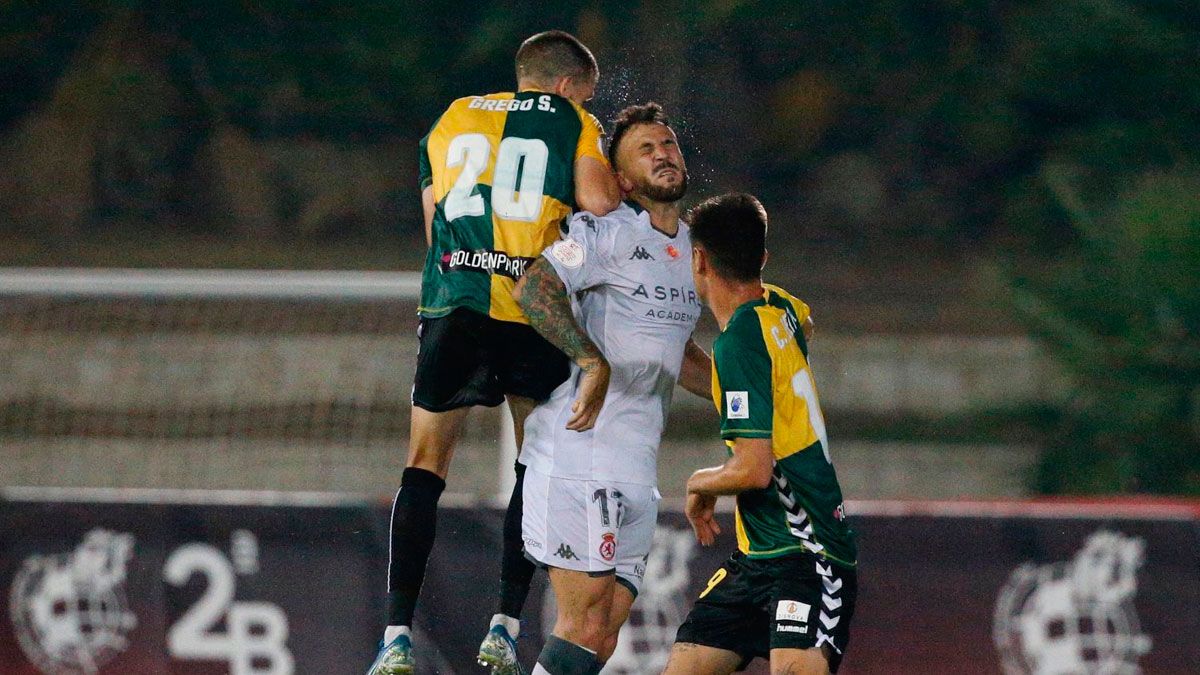 Dioni recibe un golpe de un jugador del Sabadell. | RFEF