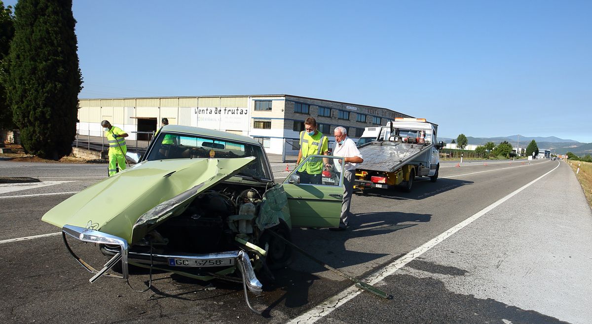 El accidente dejó destrozado al turismo e hizo volcar al camión. | ICAL