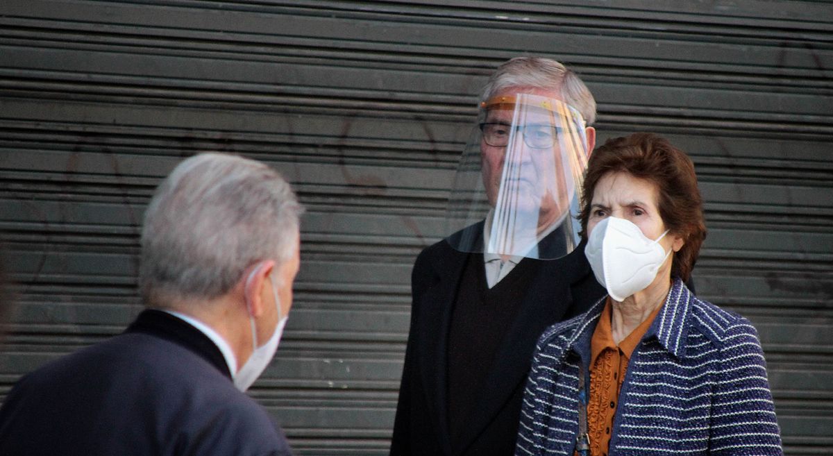 Los agentes se esfuerzan en que se mantenga el uso de mascarillas en las calles. | ICAL