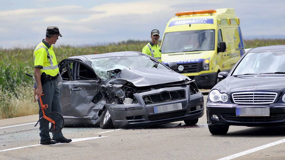 Uno de los accidentes mortales registrado en agosto del año pasado en las carreteras de la provincia de León. | DANIEL MARTÍN