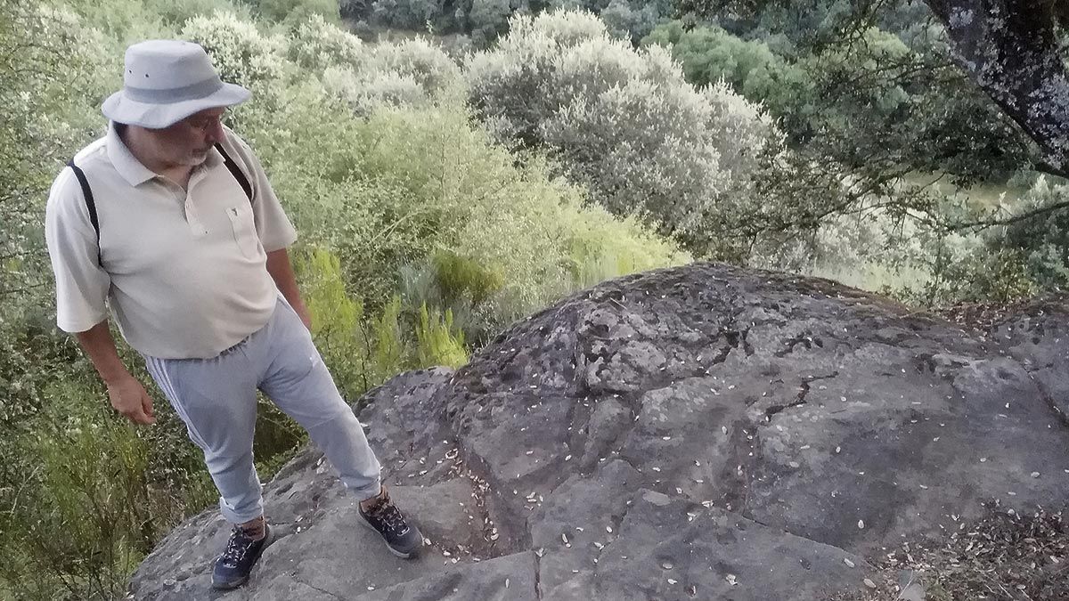 Melchor Moreno, presidente de la Junta Vecinal, observando los petroglifos y uno de los parajes cercanos al pueblo en los que aparecieron, los Paxaxes.