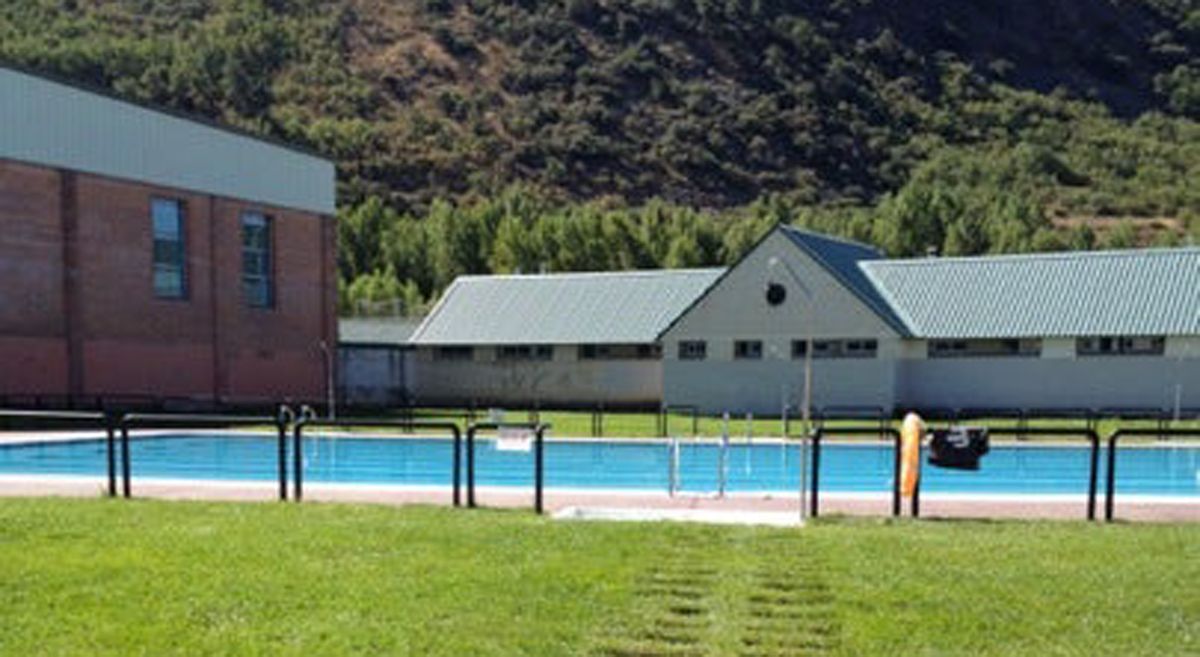 Piscina de Flores del Sil afectada por la obra. Piscina de Flores del Sil afectada por la obra.