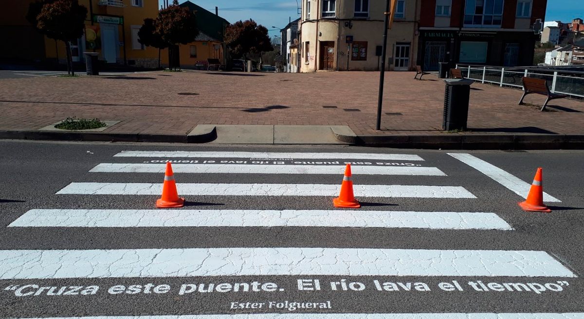 Uno de los pasos de cebra pintados en Ponferrada.