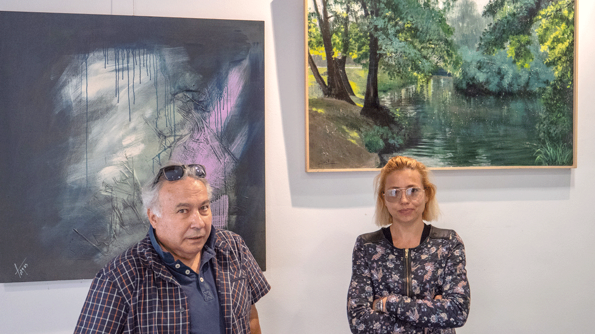 Torques Santamaría y María Ángeles Bret junto a varias de las obras que exponen en Don Gutierre. | VICENTE GARCÍA