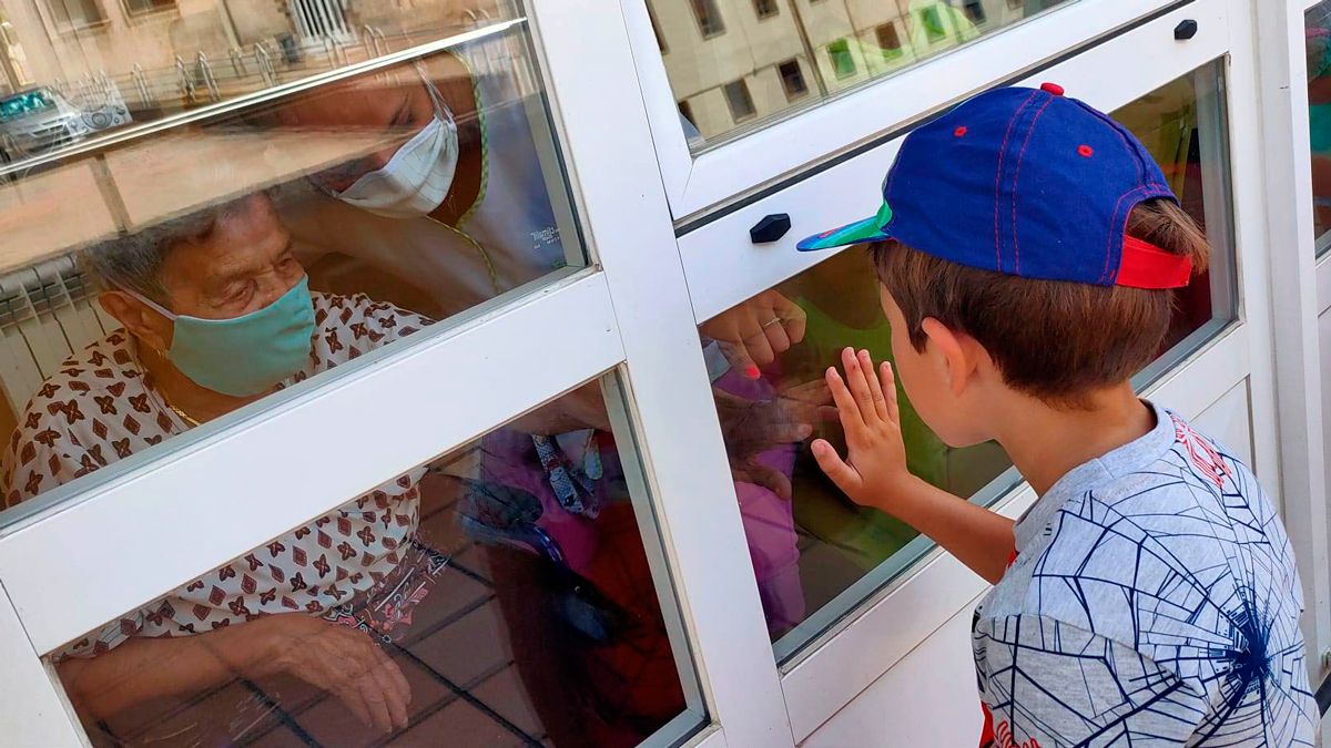 Una usuaria de Alzhéimer León con uno de los niños participantes. | ICAL