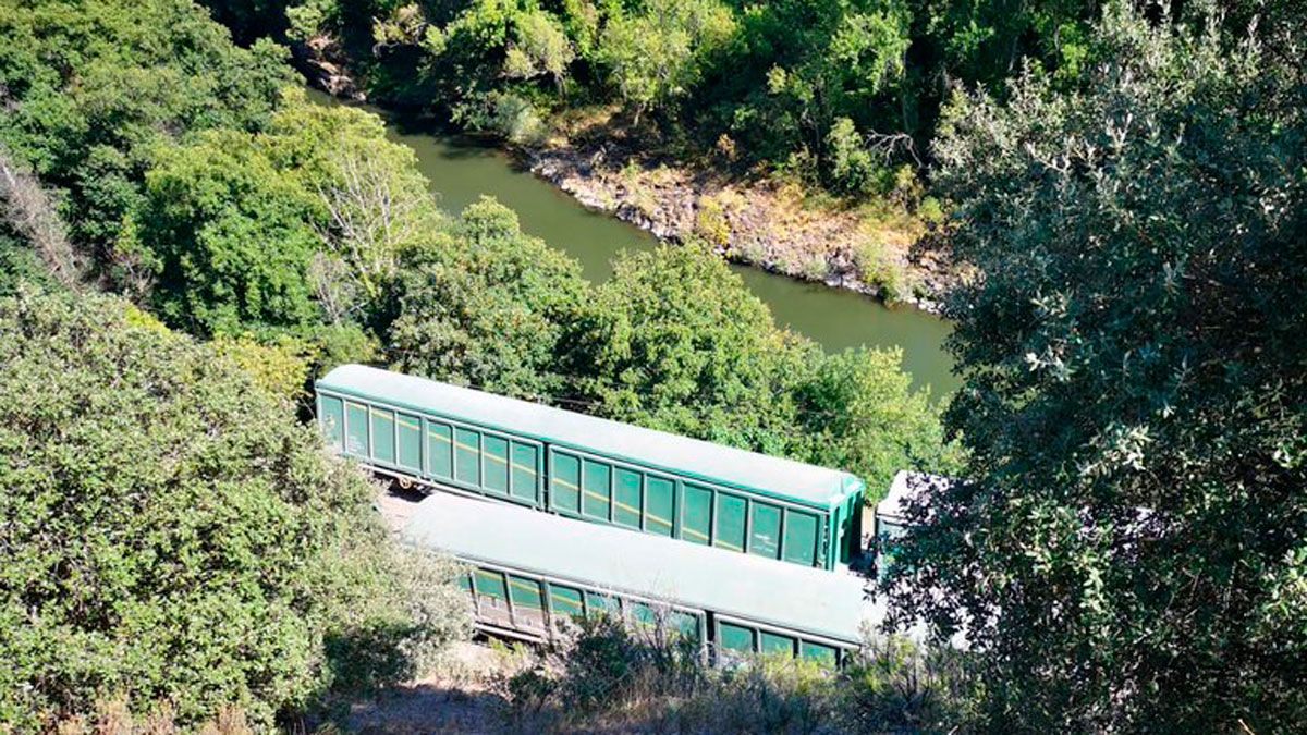 El tren descarriló en Sobradelo, al lado del Sil. El tren descarriló en Sobradelo, al lado del Sil.