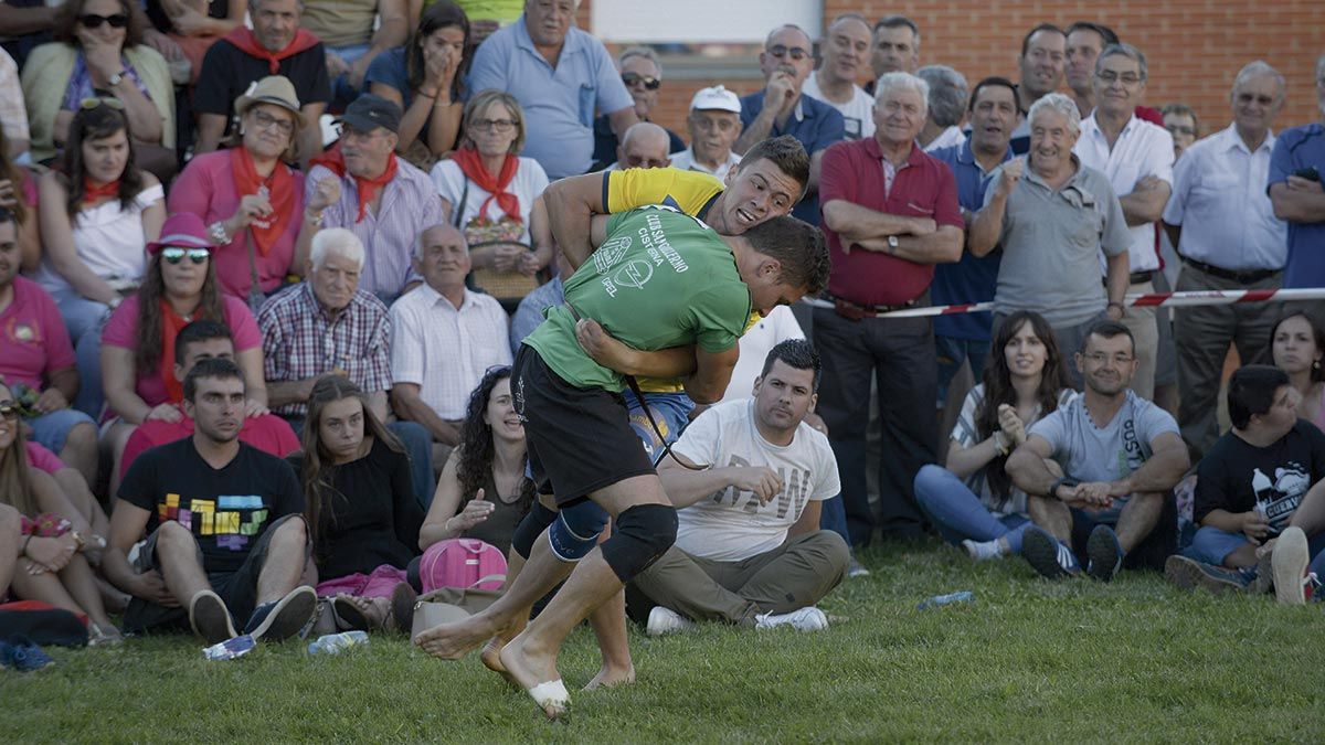 Moisés Vega, ‘La Roca’, en la foto luchando con Rubo, se ha convertido en el gran dominador de medios. MAURICIO PEÑA