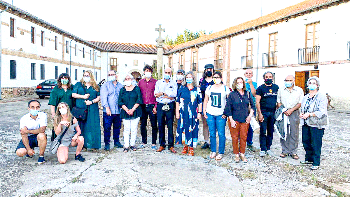 Foto de familia de artistas y organizadores en Santibáñez de Porma. | LORETO PERAL