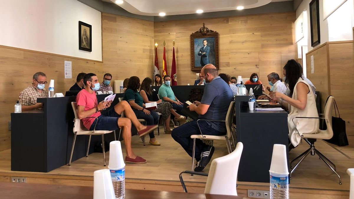 Con el fin de mantener las distancias, se redistribuyeron los escaños y se controló el acceso al salón plenario. | ABAJO Con el fin de mantener las distancias, se redistribuyeron los escaños y se controló el acceso al salón plenario. | ABAJO
