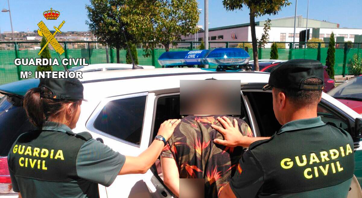 Momento de la detención del presunto ladrón.| GUARDIA CIVIL