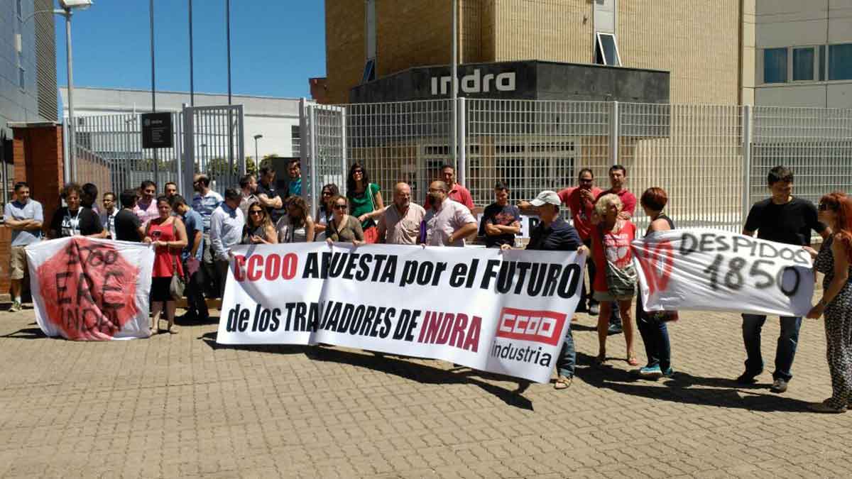 La protesta de los trabajadores en la mañana de este viernes ante la sede de Indra en León.
