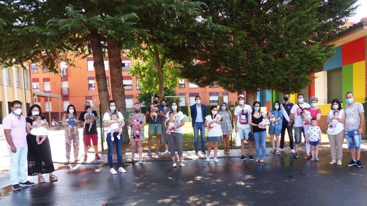 Foto de grupo tras la entrega del cheque-bebé. | L.N.C.