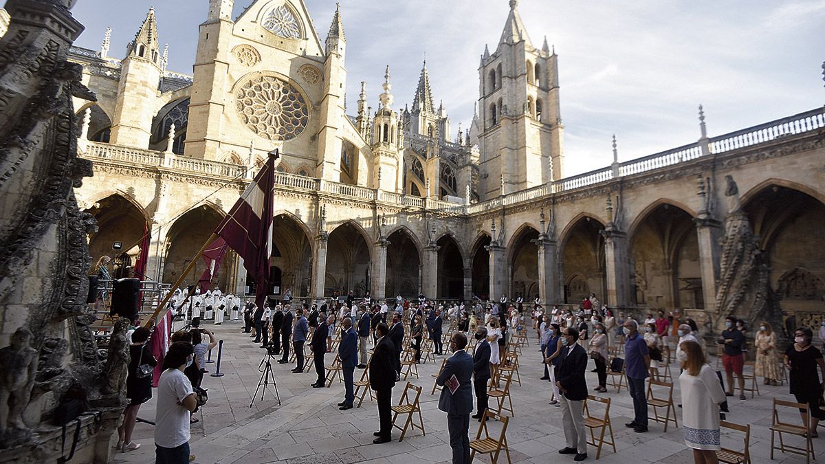 Aspecto general del Claustro de la Catedral en el momento previo al acto de reivindicación y lectura del Fuero de León en su mil aniversario. | SAÚL ARÉN