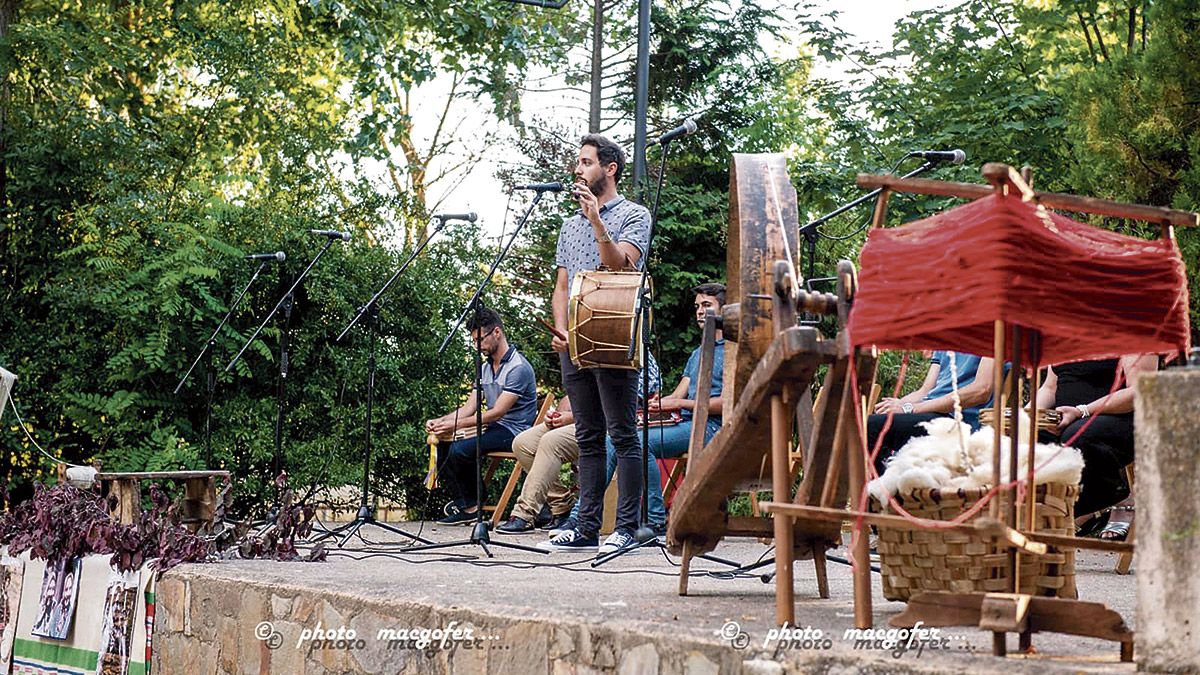 El joven tamboritero Javier García de Cabo volvió a ejecutar toques que el Maestro Luis Cordero llevaba a cabo en todas sus actuaciones. | PHOTO MACGOFER