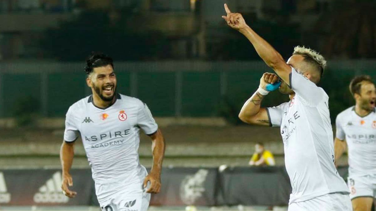 Menudo celebra junto a Gudiño el gol que ponía a la Cultural 2-1 frente al Sabadell. | CYD