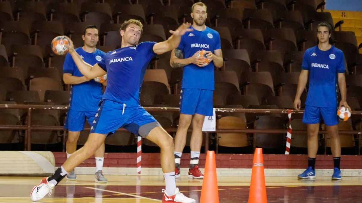 Kisselev lanza, con Carrillo y Piechowski detrás, en un entrenamiento del Abanca Ademar. | ADEMAR