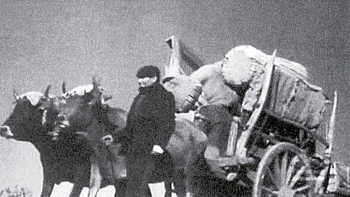 La imagen –de la Filmóteca Nacional– lo explica todo, los vecinos debieron cargar sus enseres en carros y abandonar sus casas y su pueblo en invierno.