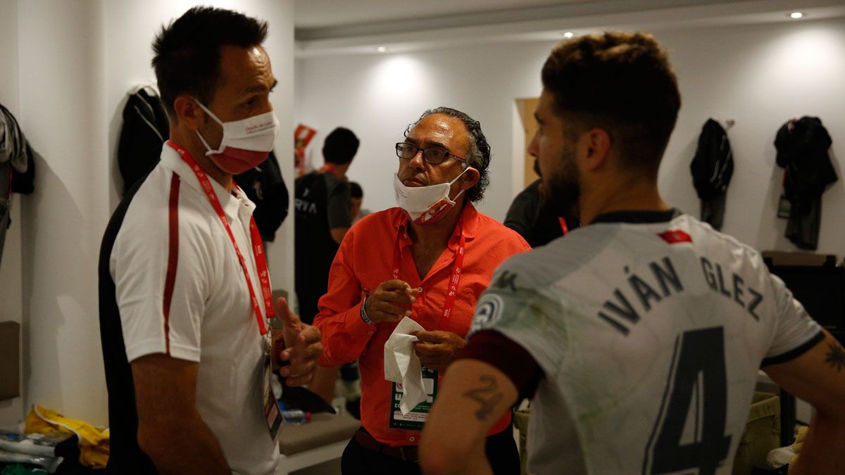 Felipe Llamazares charla con Aira e Iván González en el vestuario tras la victoria frente al Yeclano. | CYD
