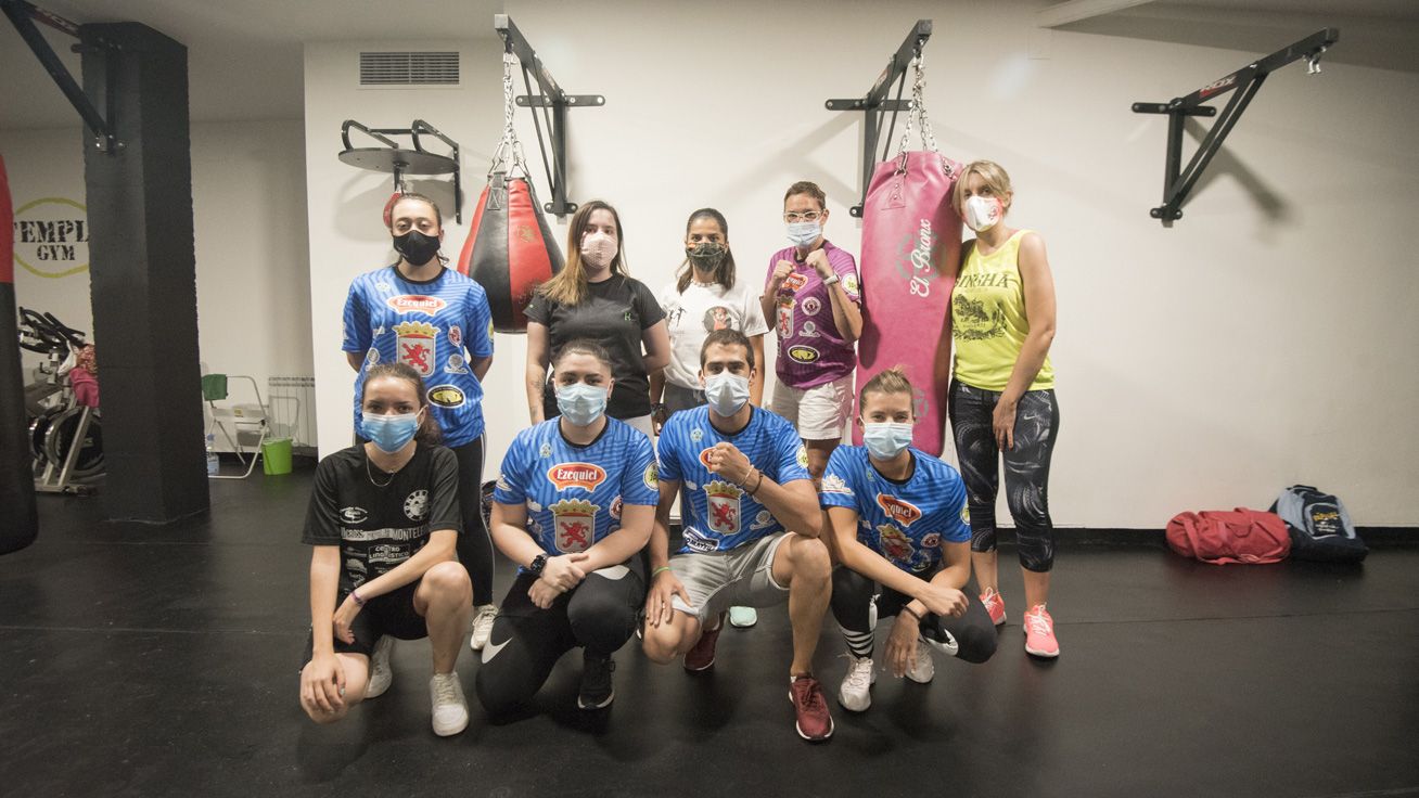 Foto de familia de uno de los grupos con el instructor Rubén Álvarez y la 'maestra' Silvia León. | SAÚL ARÉN