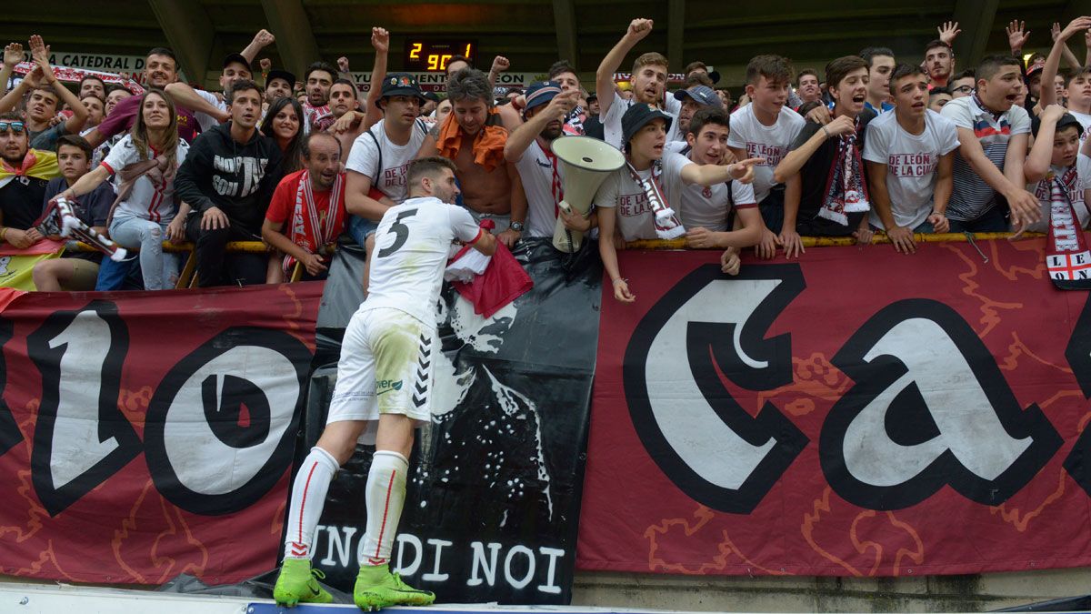 Iván González celebra el ascenso a Segunda. | MAURICIO PEÑA