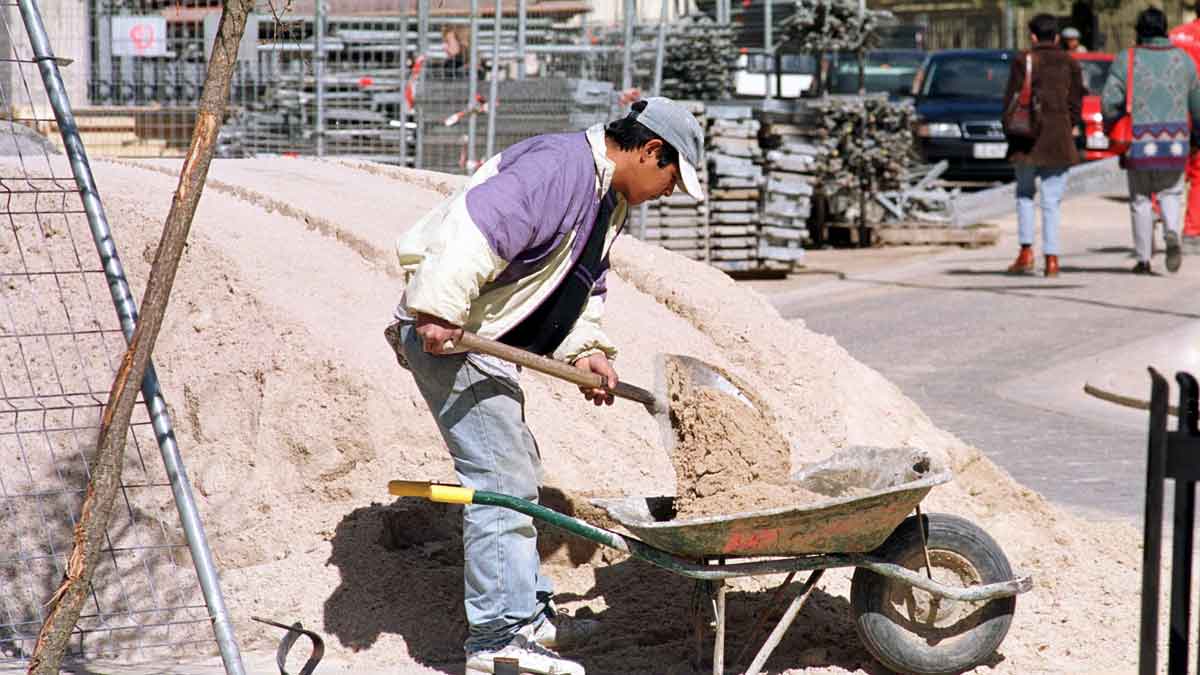 Un trabajador del sector de la construcción en una obra durante los años de bonanza económica. | MAURICIO PEÑA