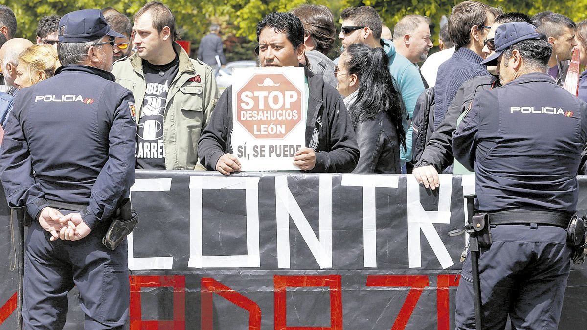 Protesta de la plataforma Stop Desahucios frente al Auditorio Ciudad de León en una imagen de archivo. | ICAL