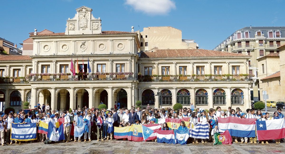 Foto de familia del grupo de expedicionarios de la Ruta BBVA 2015 con el alcalde de León, miembros de la corporación municipal y representantes del BBVA, ayer en la plaza de San Marcelo. | DANIEL MARTÍN Foto de familia del grupo de expedicionarios de la Ruta BBVA 2015 con el alcalde de León, miembros de la corporación municipal y representantes del BBVA, ayer en la plaza de San Marcelo. | DANIEL MARTÍN