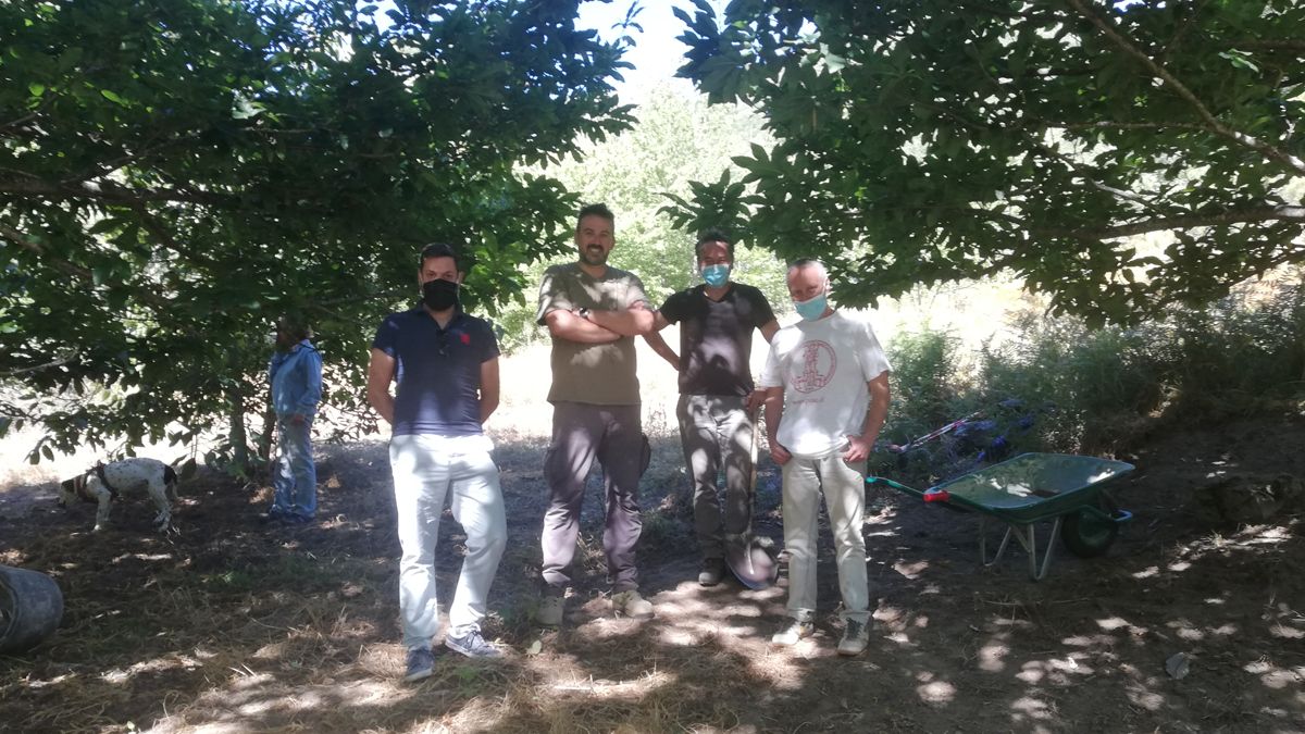 Iván Alonso, Macos Muñoz Sánchez, Carlos de la Torre, alcalde de Barrio de Carracedo Compludo y voluntario en la excavación y Artemio Martínez.