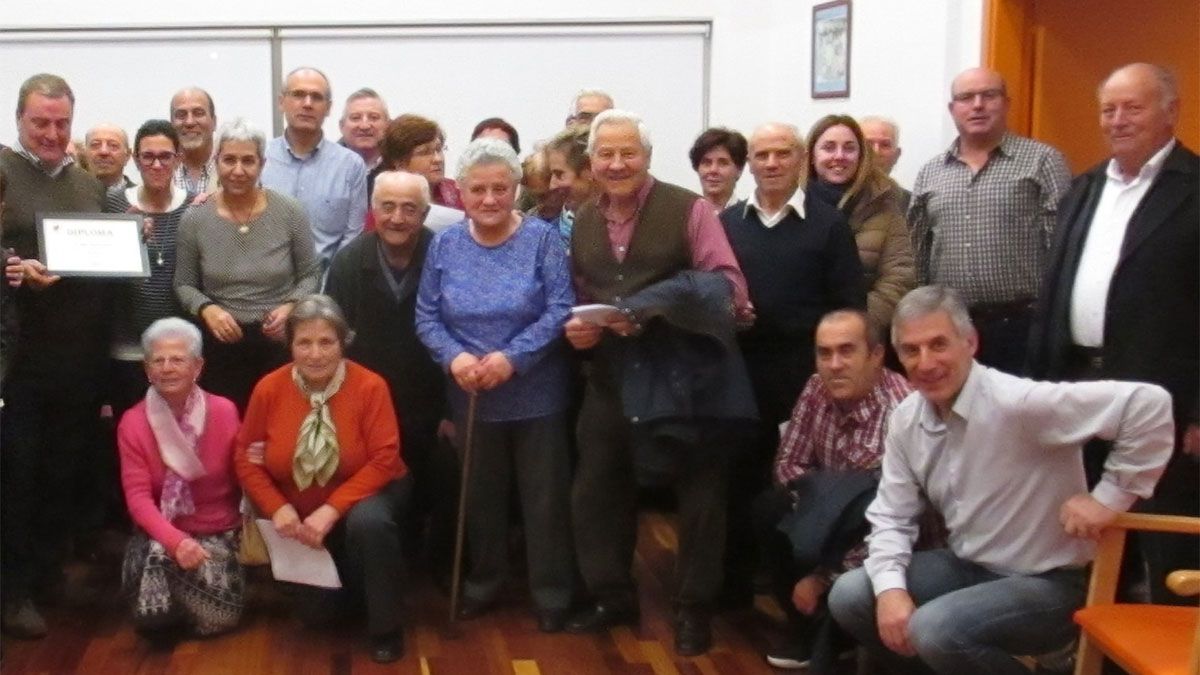 Fotografía de familia de personal de AFA con usuarios, voluntarios y trabajadores. | L.N.C.