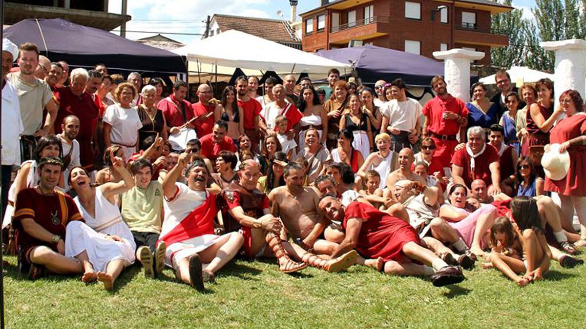 Miembros de la Asociación Ludus Bergidum Flavium, en la fiesta de recreación histórica de Cacabelos. | LBF