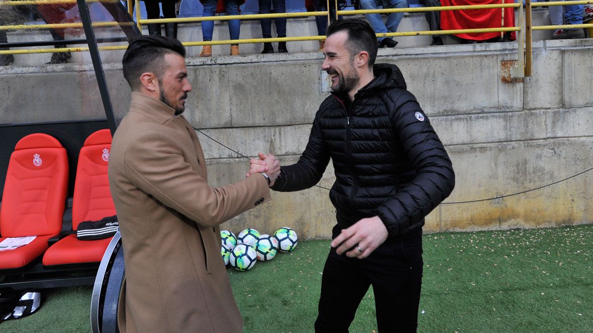 López Garai se saluda con De la Barrera en su visita a León con el Reus. | DANIEL