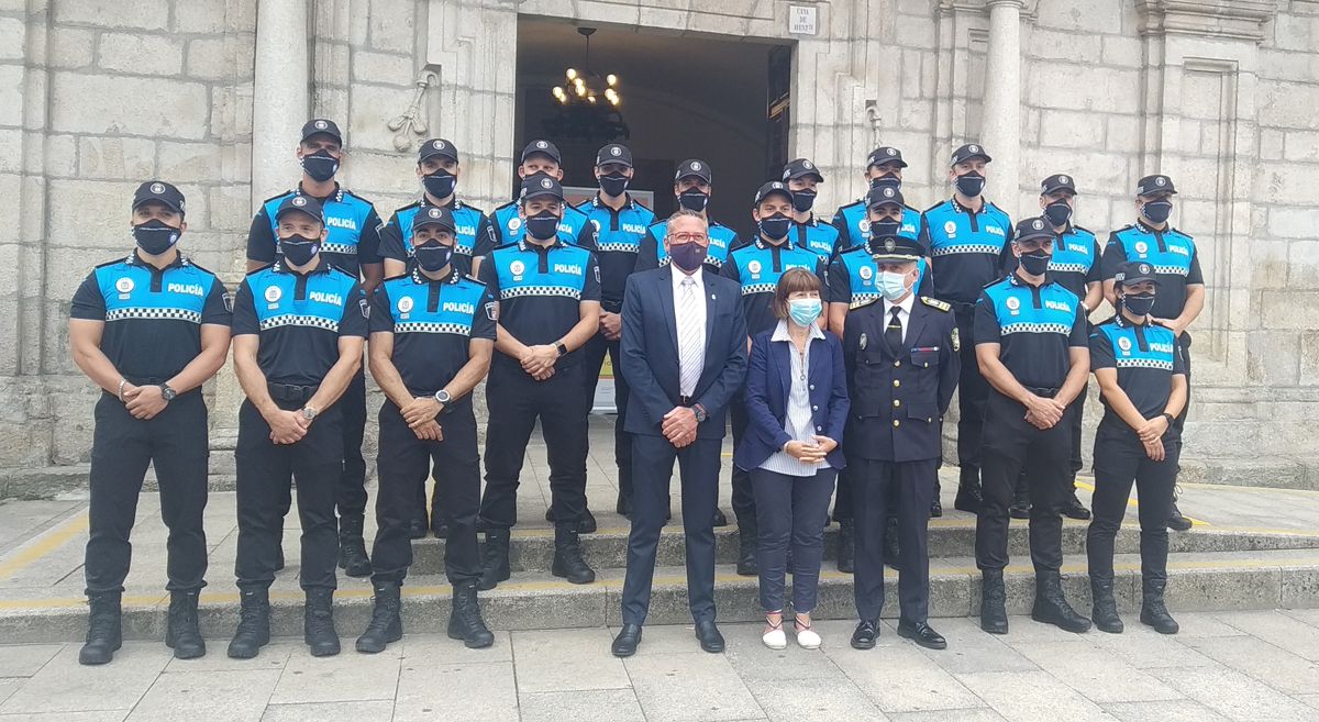 Foto de familia de las autoridades municipales con los nuevos agentes recién incorporados. | M.I.