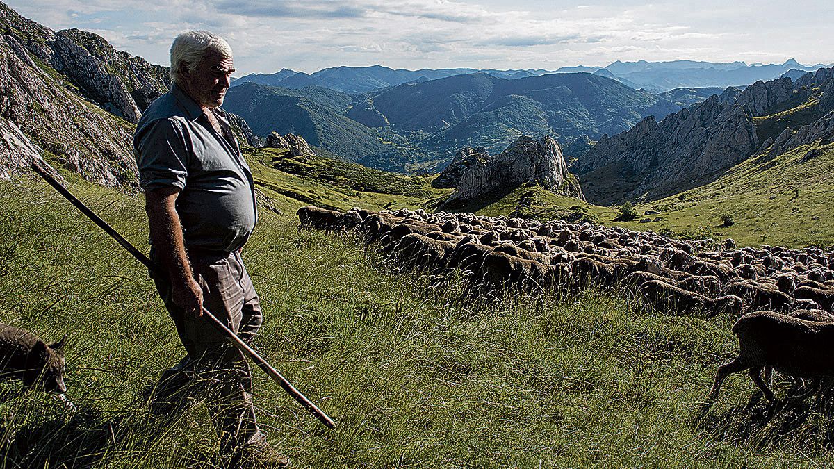 Ovinnova, organizador de la velada, tiene proyectos de investigación en las majadas de Salamón y Lois con el pastor Paco Morgado. | MAURICIO PEÑA