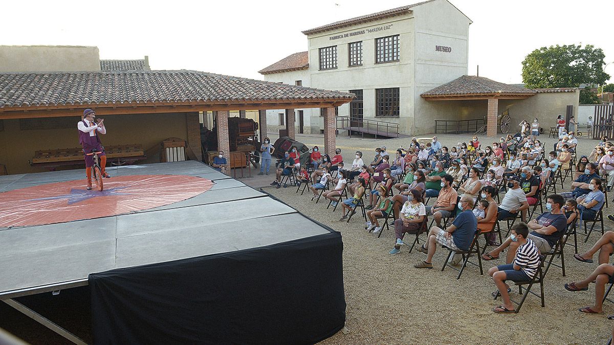 ‘Desequilibrado’, del argentino Pablo Picallo, puso este domingo punto final a la 18 edición del Festival Internacional de Payasos de Gordoncillo. | MAURICIO PEÑA