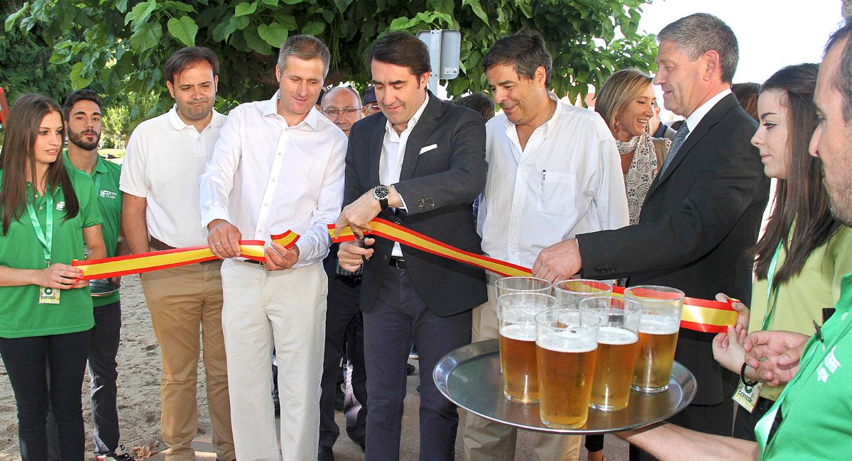 Juan Carlos Suárez Quiñones, consejero de Fomento de Medio Ambiente, cortó la cinta de una feria a la que se han sumado muchos jóvenes. | ICAL