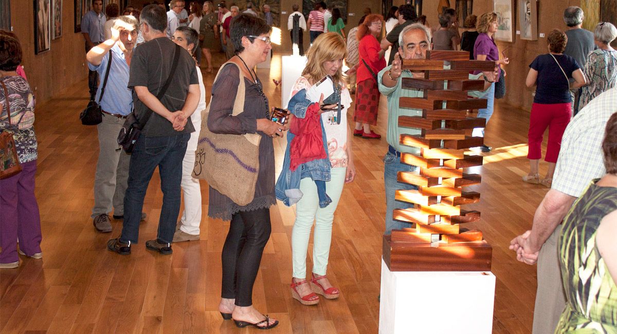 Numeroso público acudió ayer a la nueva exposición de la Panera de Gordoncillo en la que se dan cita artistas influenciados por El Paso. | T.G.